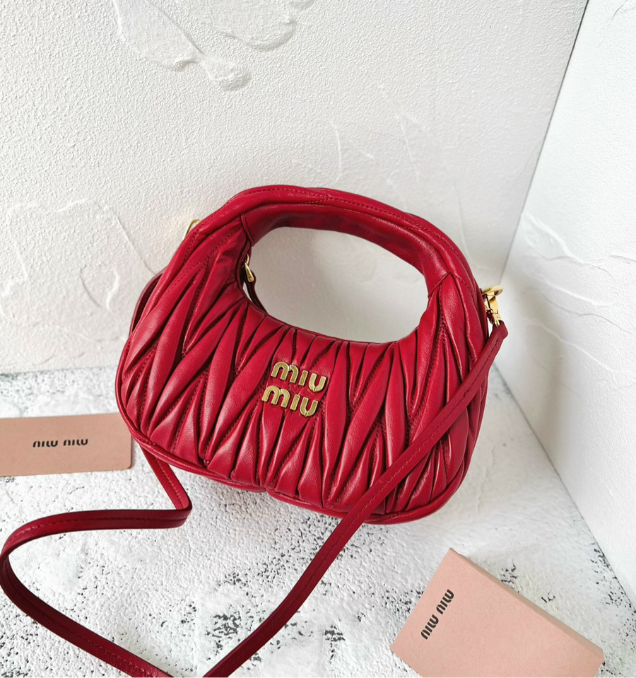 Túi Miumiu Wander Hobo đỏ siêu hiếm.