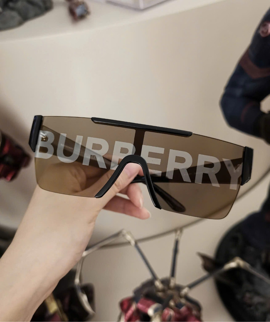 Kính râm Burberry logo chữ trên lens nổi bật  🔥