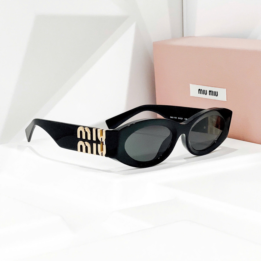 Kính râm Miu Miu SMU11W new ss2024 dáng mắt tròn đen, gọng logo gold nổi bật :b  ✨