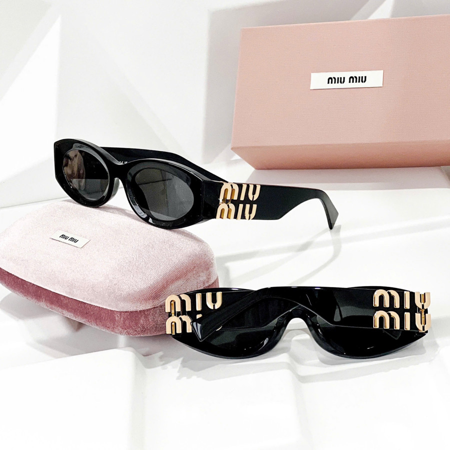 Kính râm Miu Miu SMU11W new ss2024 dáng mắt tròn đen, gọng logo gold nổi bật :b  ✨