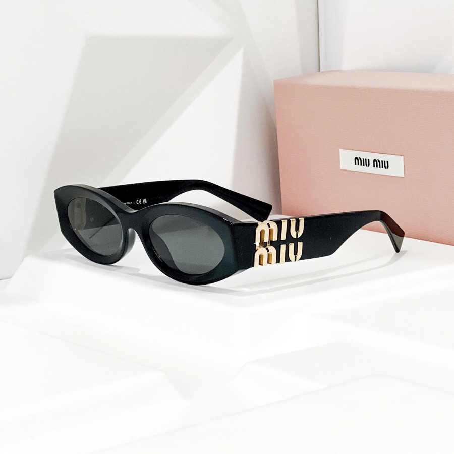 Kính râm Miu Miu SMU11W new ss2024 dáng mắt tròn đen, gọng logo gold nổi bật :b  ✨