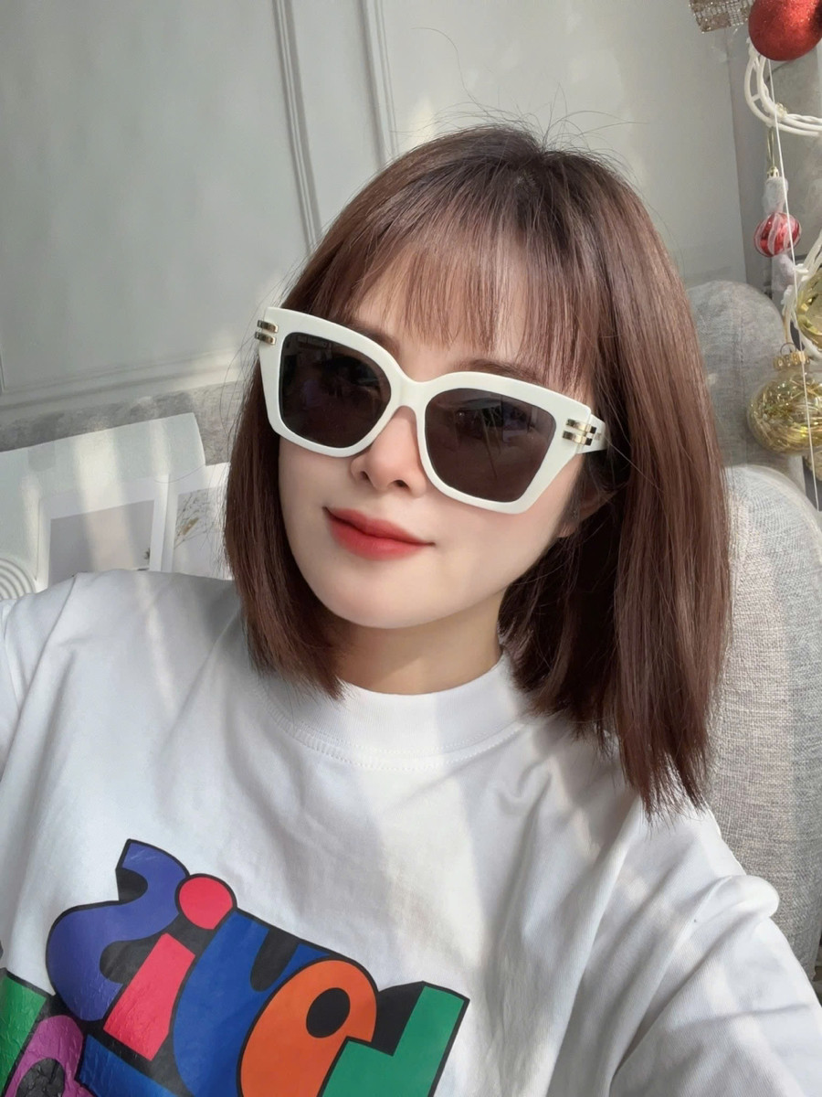 Kính râm Dior CDior mắt vuông trắng, hoạ tiết đuôi mắt nổi bật 😎