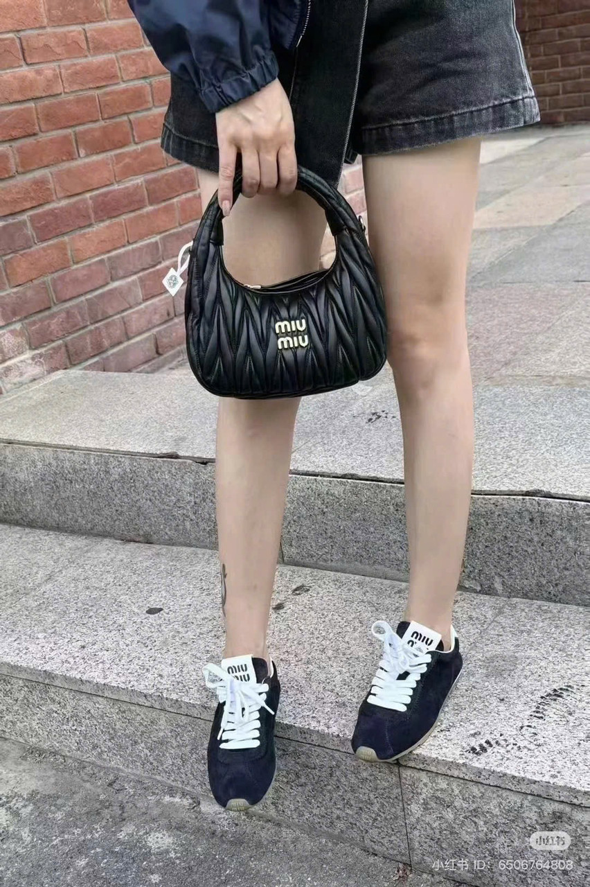 Túi Miumiu Wander Hobo  em mới đáp 😍  Size S 22cm