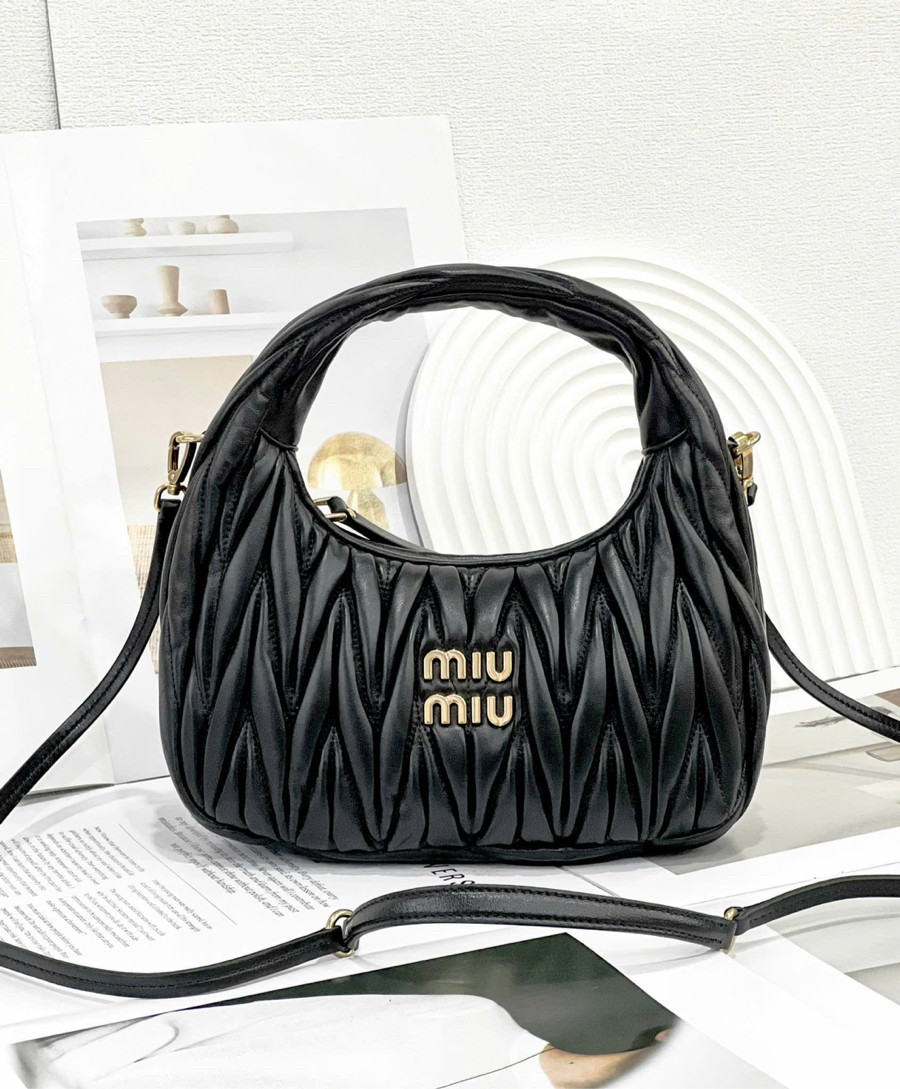 Túi Miumiu Wander Hobo  em mới đáp 😍  Size S 22cm