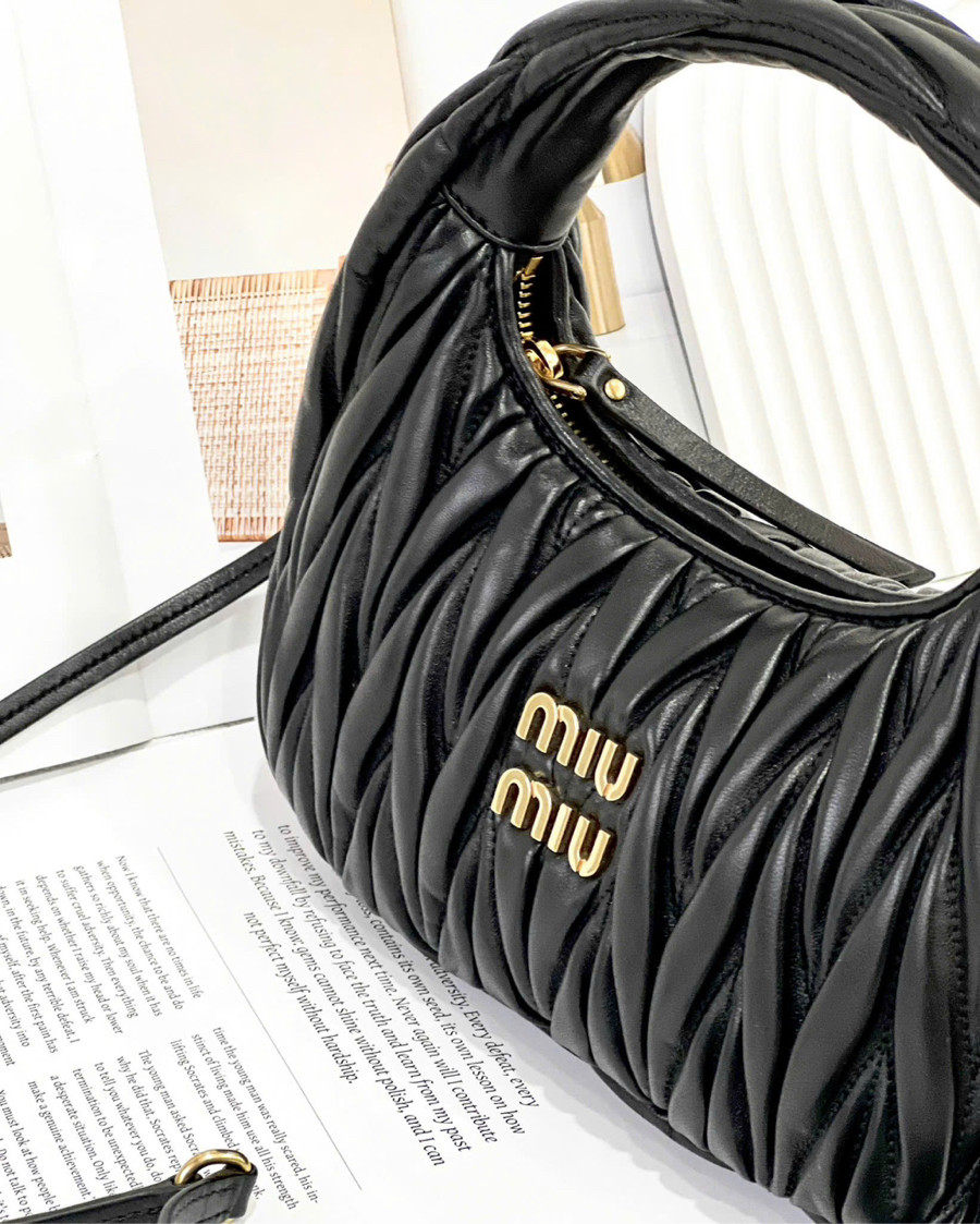 Túi Miumiu Wander Hobo  em mới đáp 😍  Size S 22cm