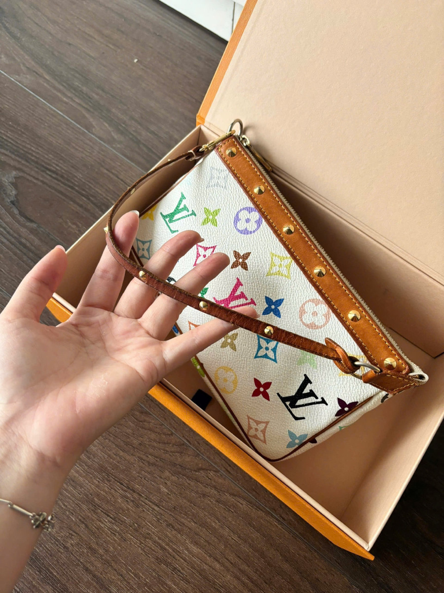 LV pochette multi