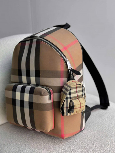 Charm balo Burberry xinh quá 🥰