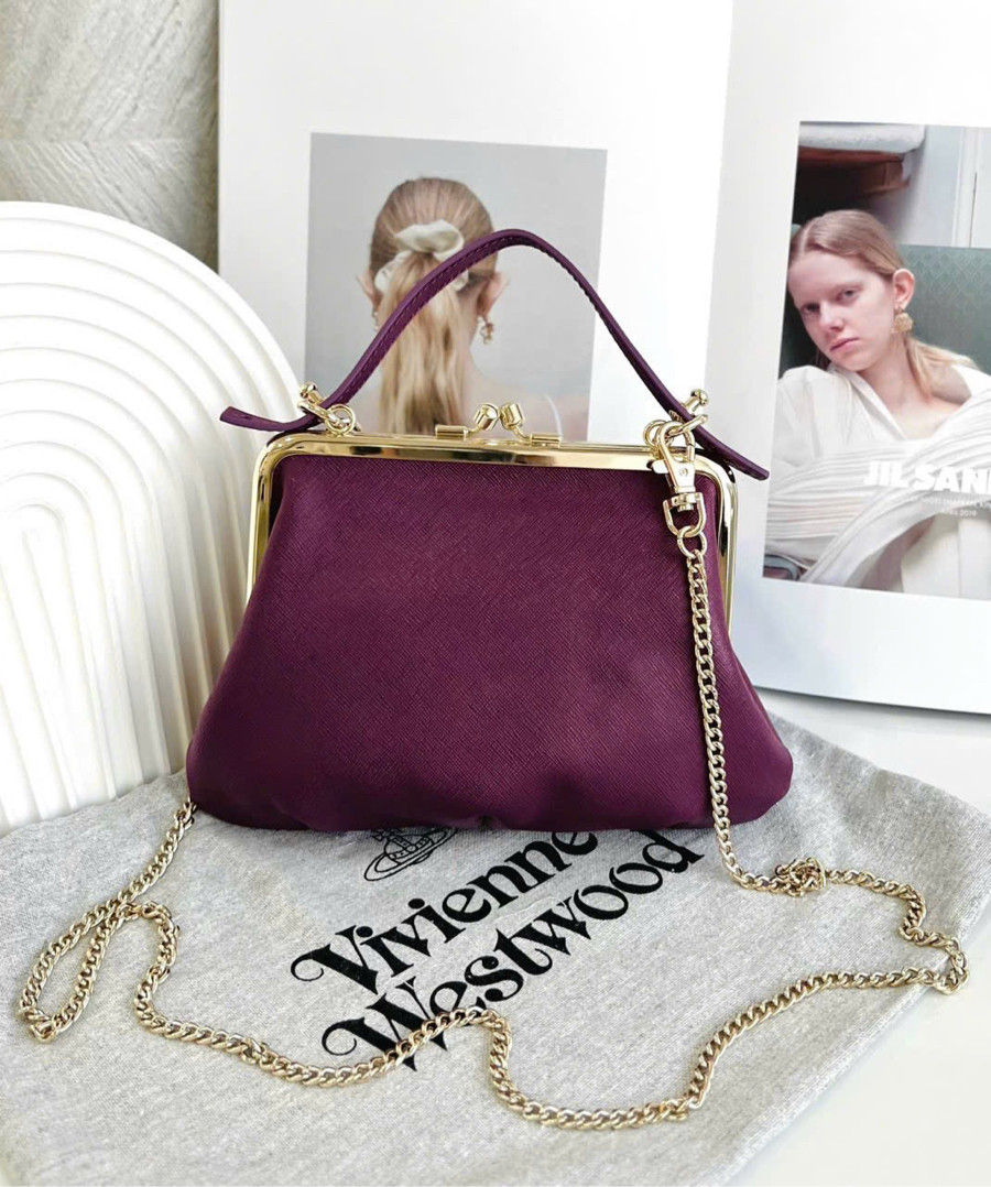 Túi Vivienne Westwood hến, web ghi 17 x 24 mà e đo đáy 20cm 🤣 promax vừa nha cả nhà