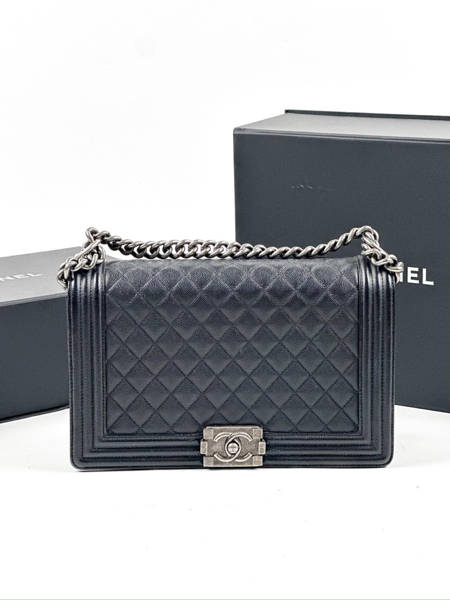Chanel boy carviar