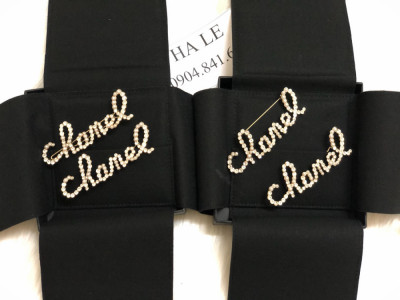 Cặp tóc, cài áo Chanel