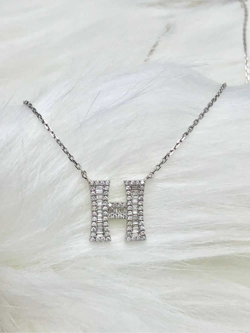 Dây chuyền chữ H gắn kim cương thiên nhiên