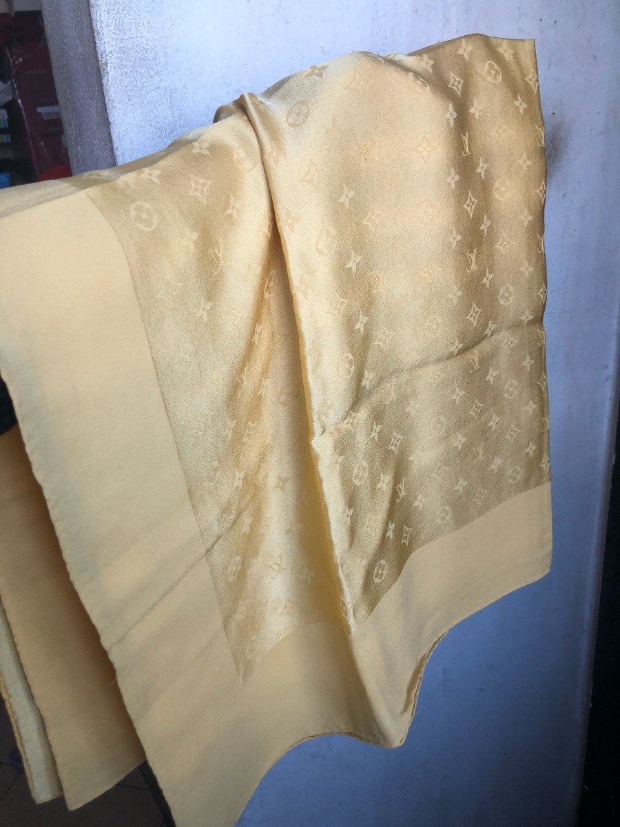 ❤️Louis vuitton Yellow Silk Fabric Monogram Scarf sz 85x85