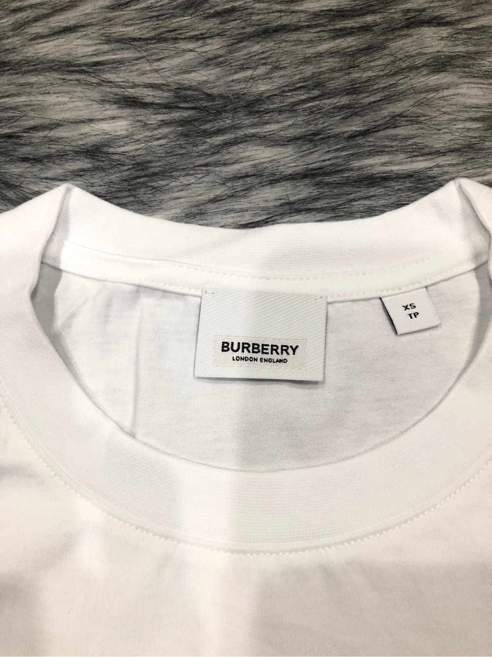 Áo thun burberry