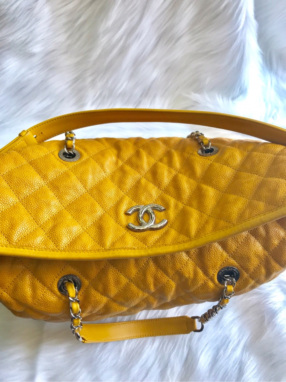 Túi Chanel vàng