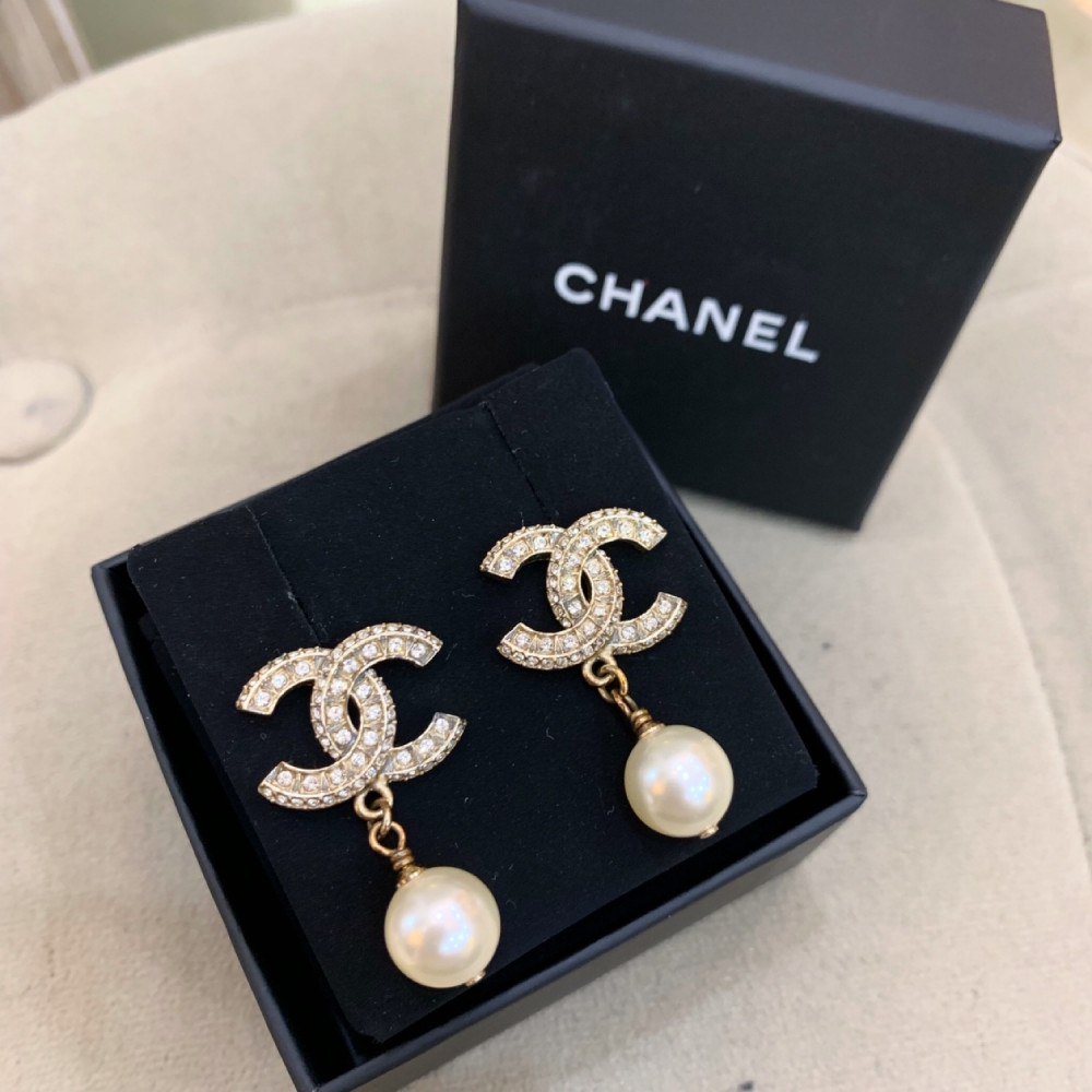 Khoe 9 đôi bông tai quý hiếm mới mua Phượng Chanel được Instagram nước  ngoài nhắc tên