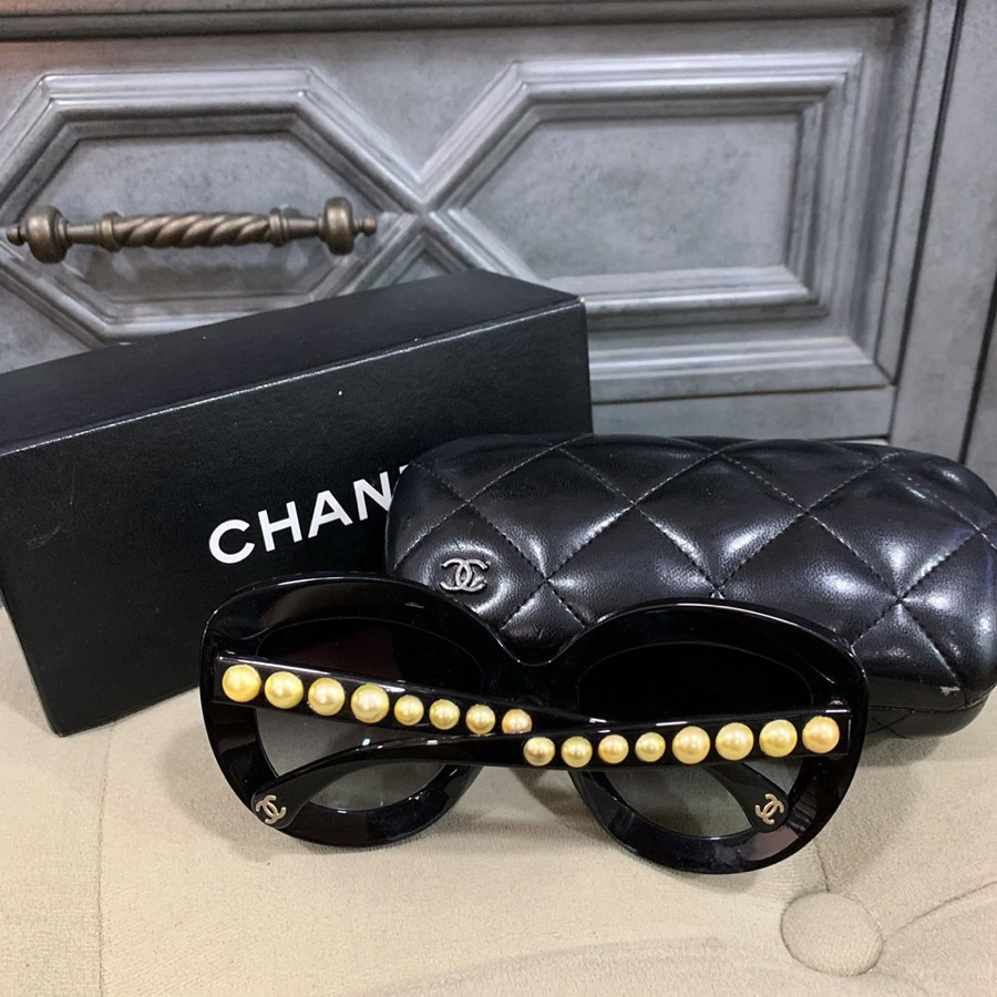 Kính Chanel ngọc trai