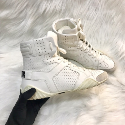 Sneaker trắng Dior