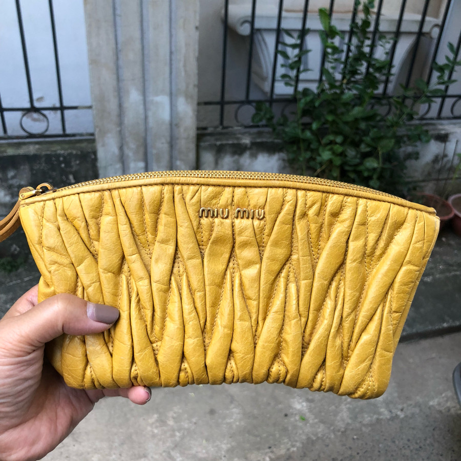 ❤️ Miu Miu Yellow Matelasse Leather Clutch - yellow