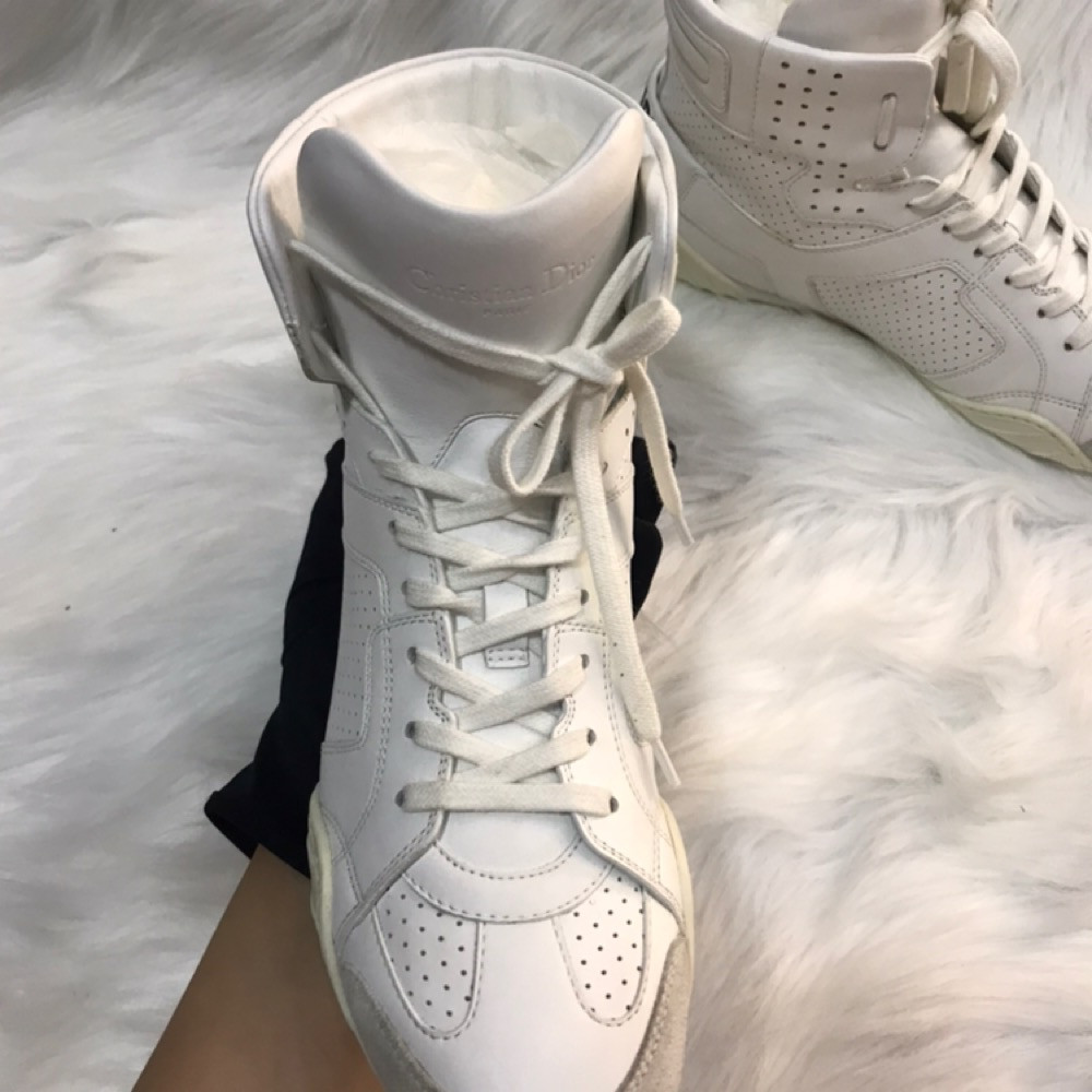 Sneaker trắng Dior