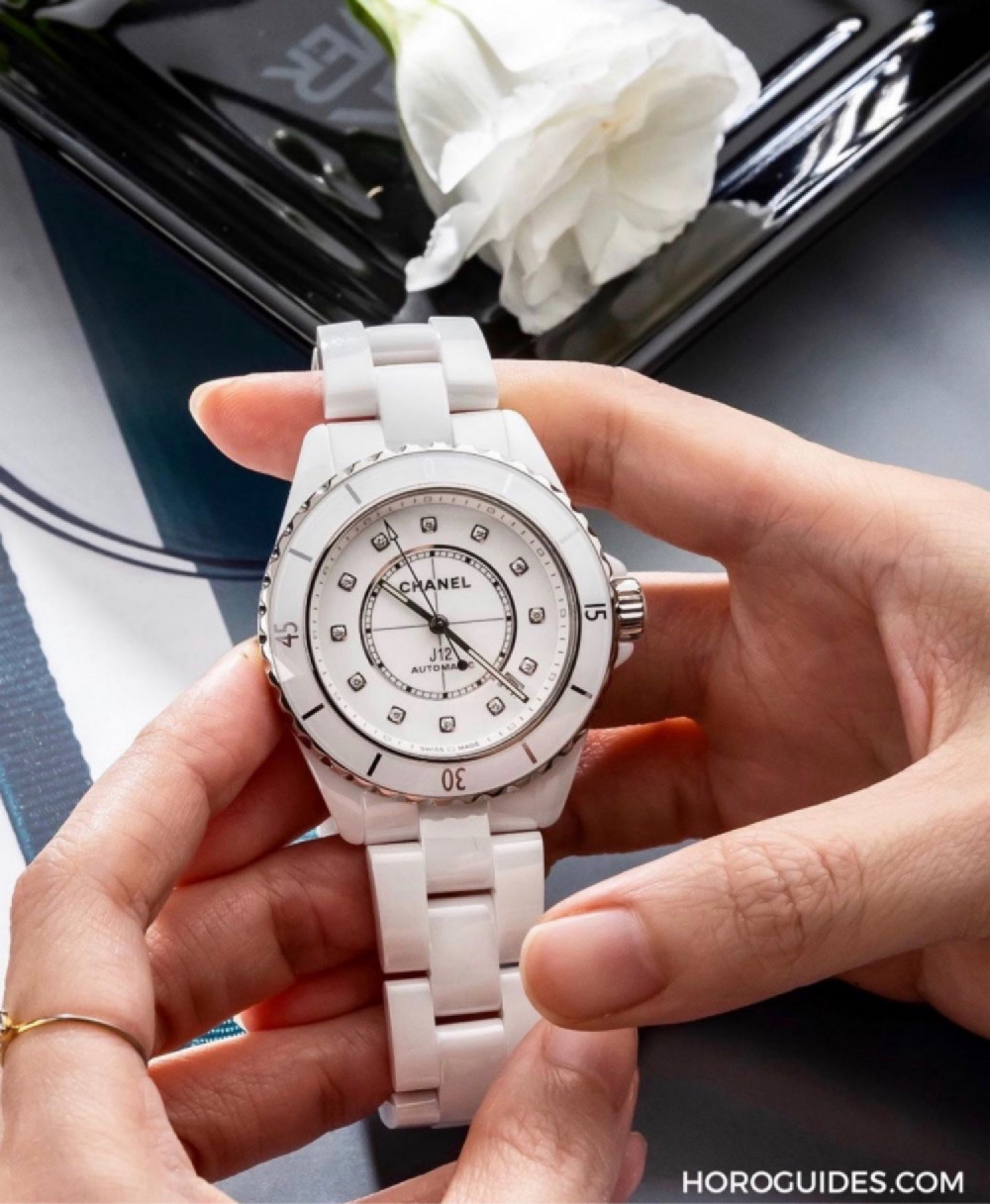 Đồng hồ Chanel J12 ceramic trắng 33mm