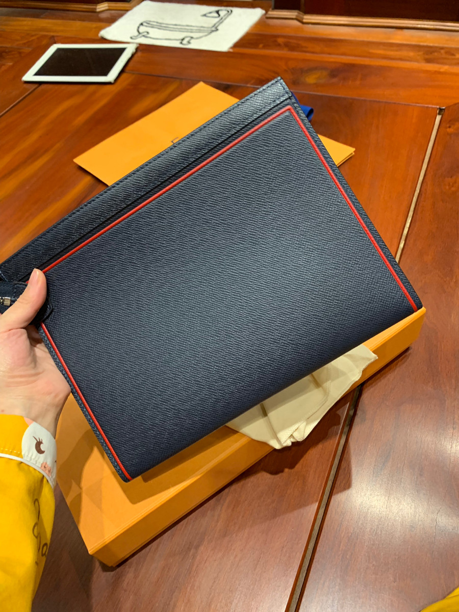 Clutch LV Voyage siêu hiếm