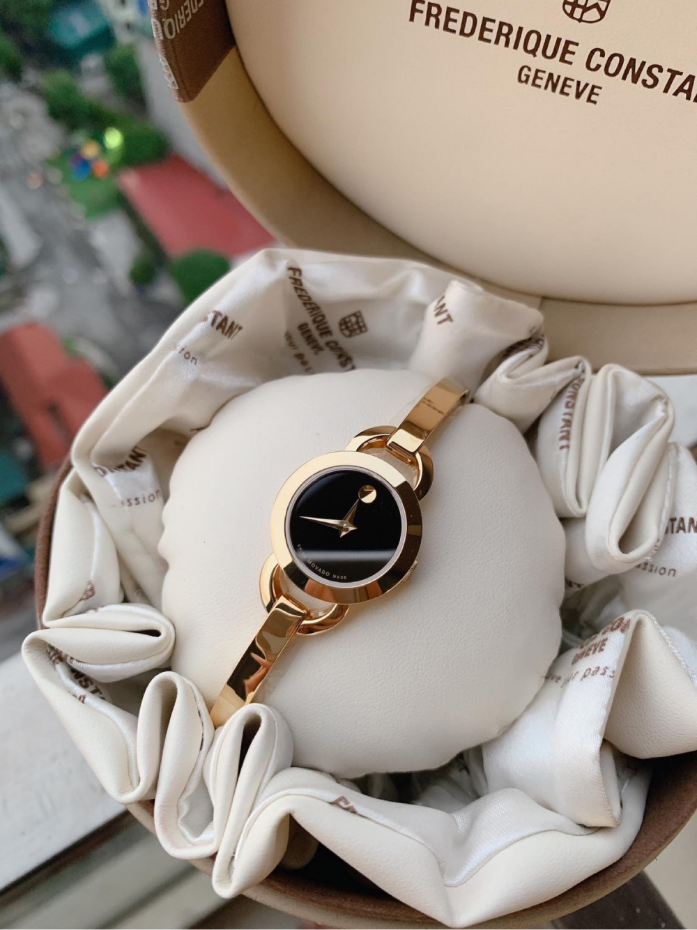 Đồng hồ Movado dạng lắc