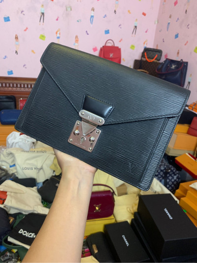 Lv clutch epi ( dòng hiếm ) khoá trắng