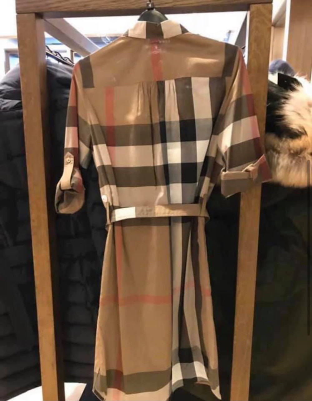 Váy Burberry