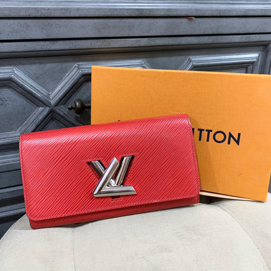 Louis Vuitton Patent WOC 2 in 1 Wallet Clutch Shoulder Bag in Box at  1stDibs