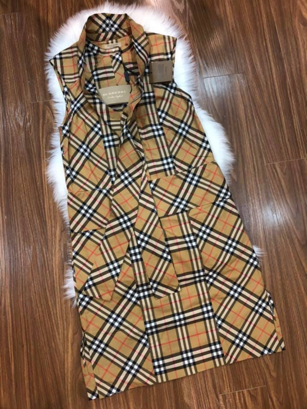 Váy Burberry check kẻ truyền thống