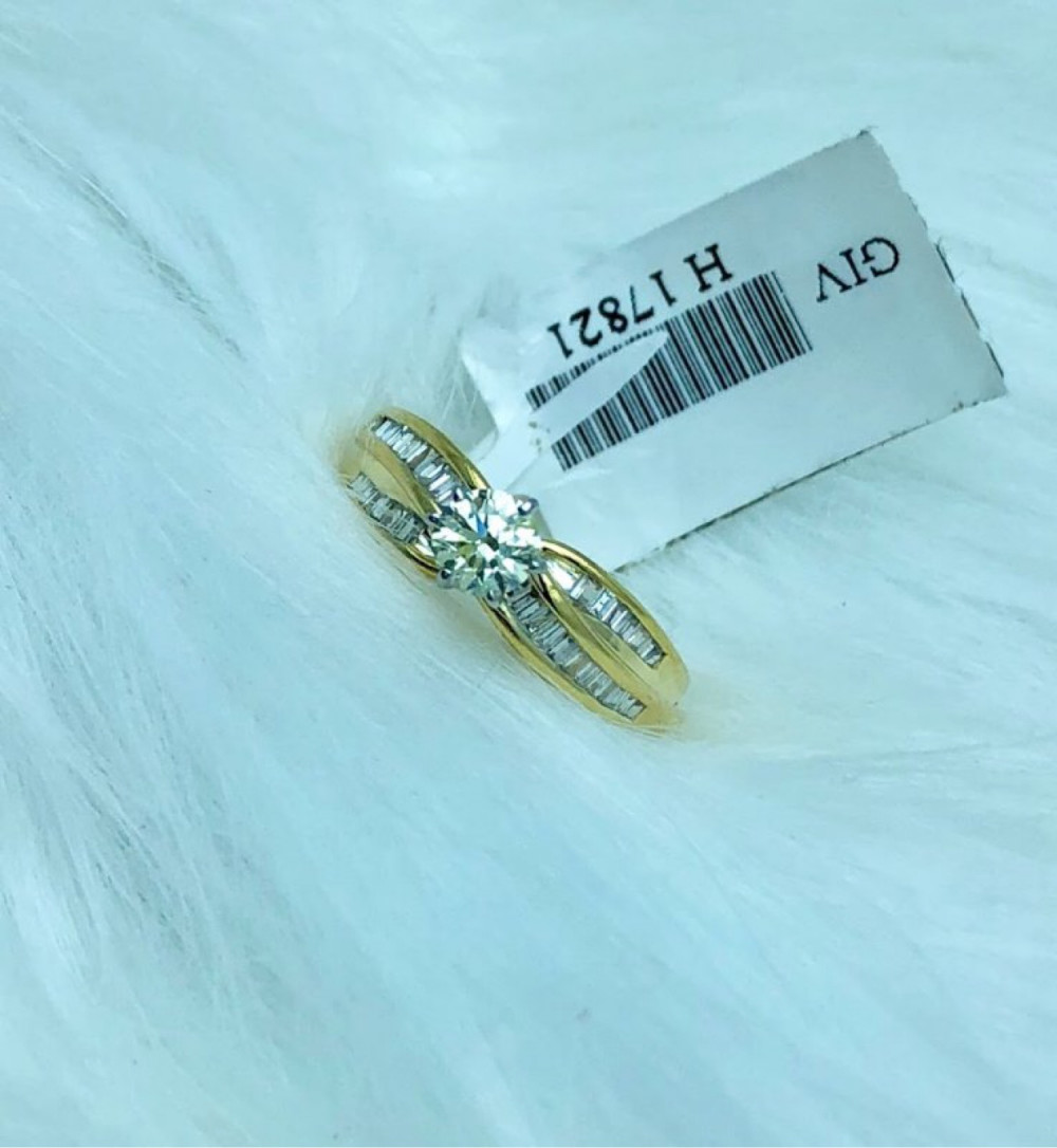 Nhân. nữ gắn kim cương có kiểm định kèm theo H18721