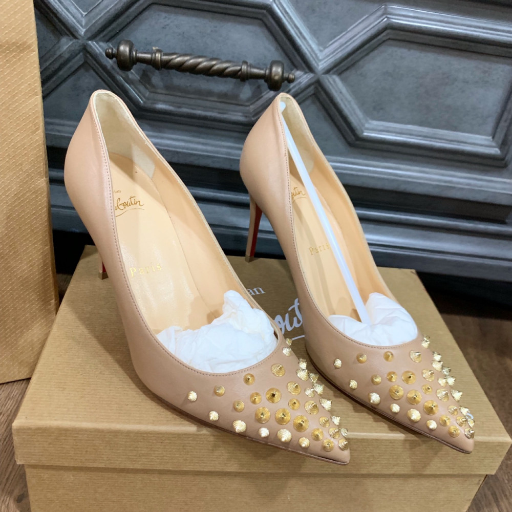 Giày Louboutin nude đinh vàng sz 37 new