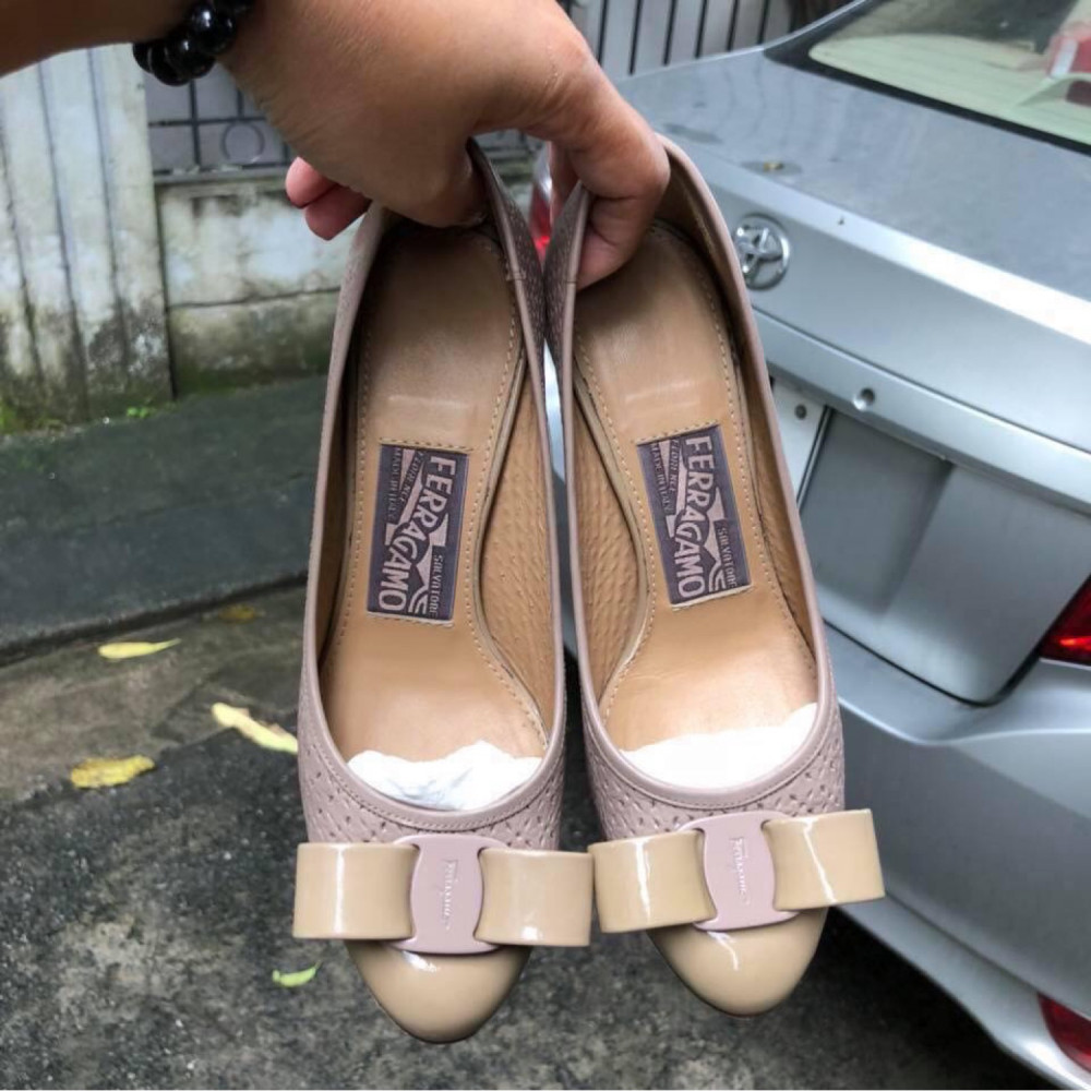 Salvatore Ferragamo  pump carla - nude sz 4,5c