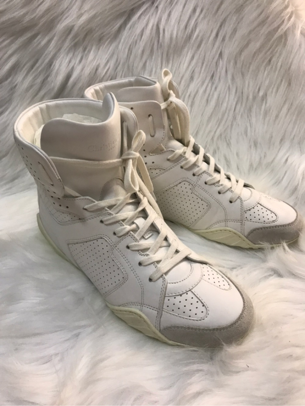 Sneaker trắng Dior