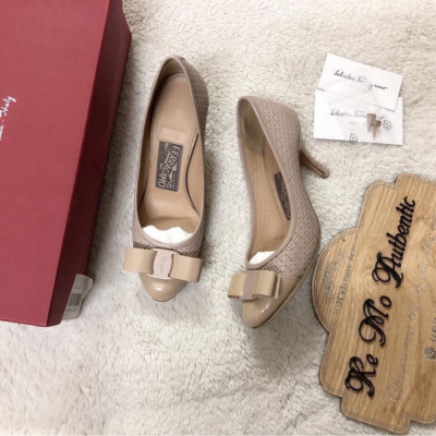 Salvatore Ferragamo  pump carla - nude sz 4,5c