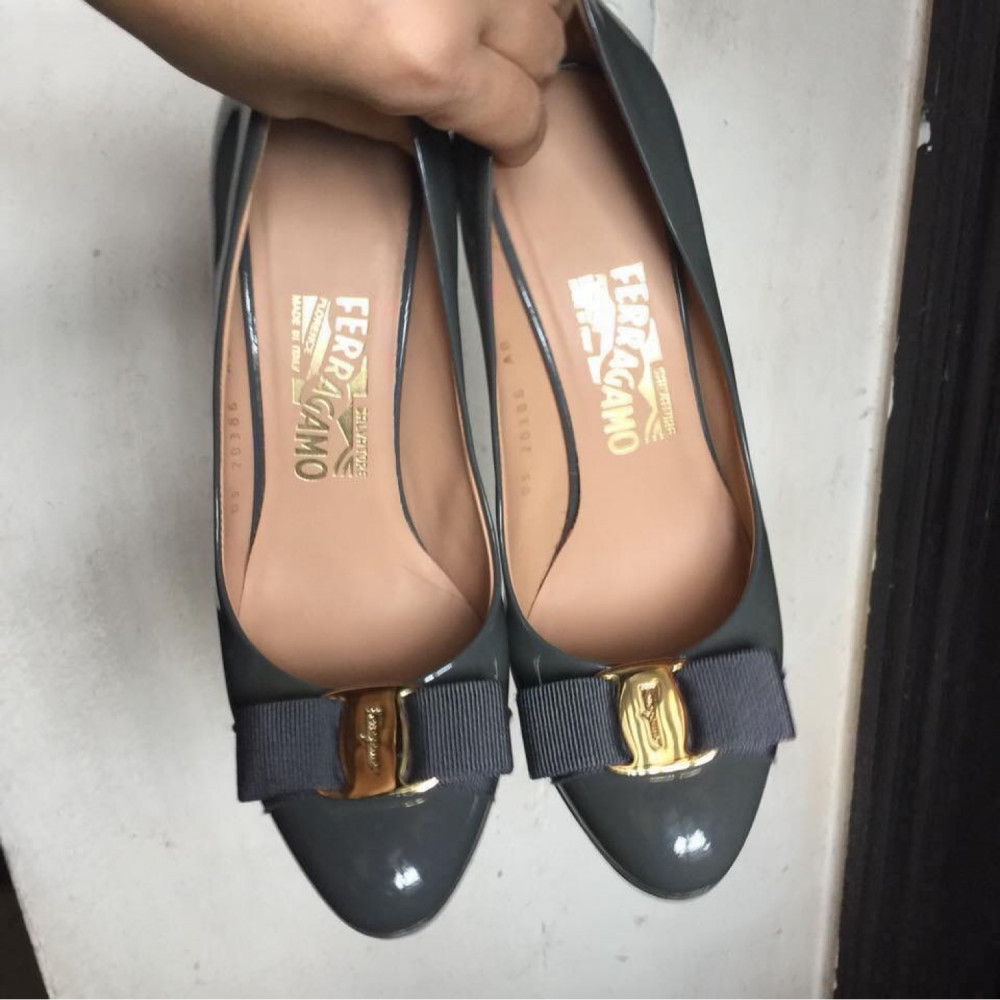 Salvatore Ferragamo  pump bow - đế xuồng - gray patent sz 7c