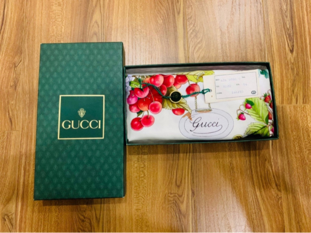 Khăn lụa Gucci .