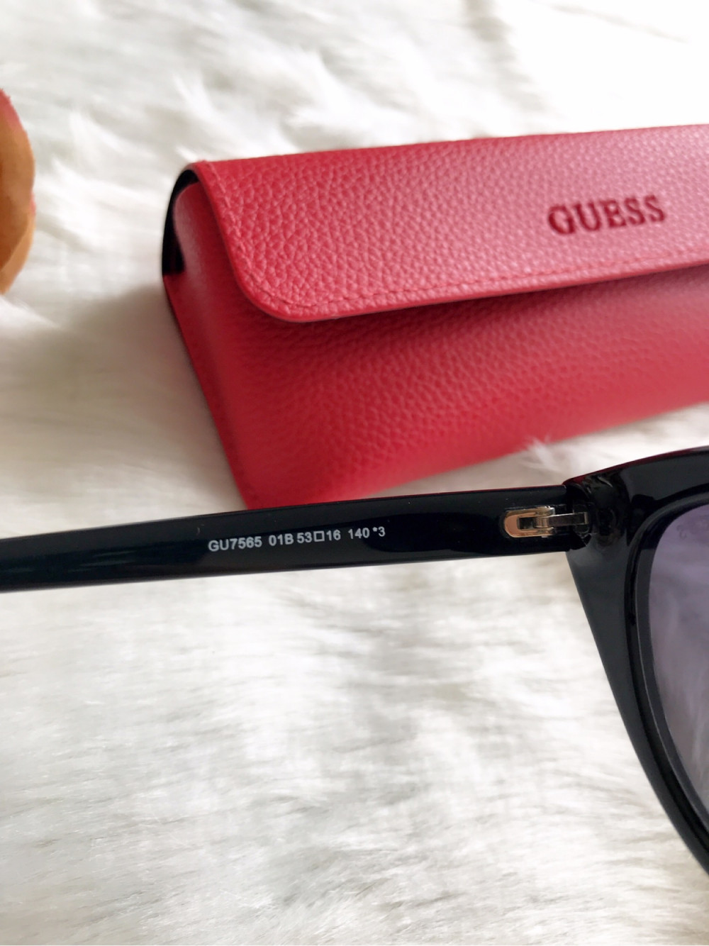 Kính Guess