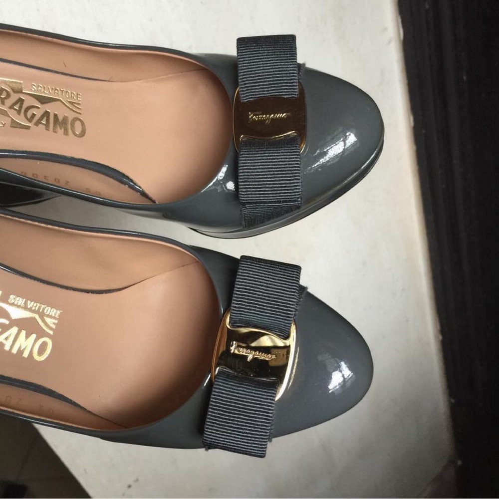 Salvatore Ferragamo  pump bow - đế xuồng - gray patent sz 7c