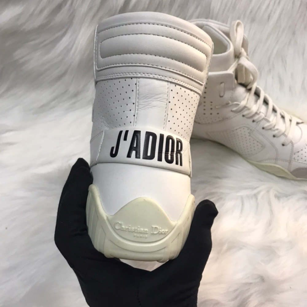 Sneaker trắng Dior