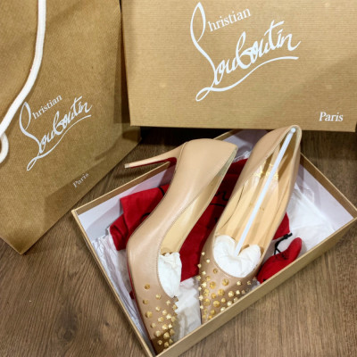 Giày Louboutin nude đinh vàng sz 37 new