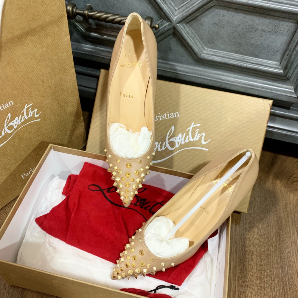 Giày Louboutin nude đinh vàng sz 37 new