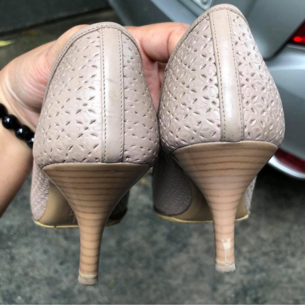 Salvatore Ferragamo  pump carla - nude sz 4,5c