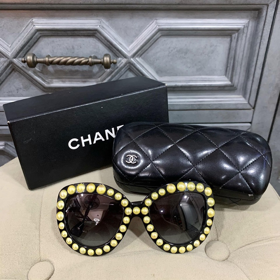 Kính Chanel ngọc trai