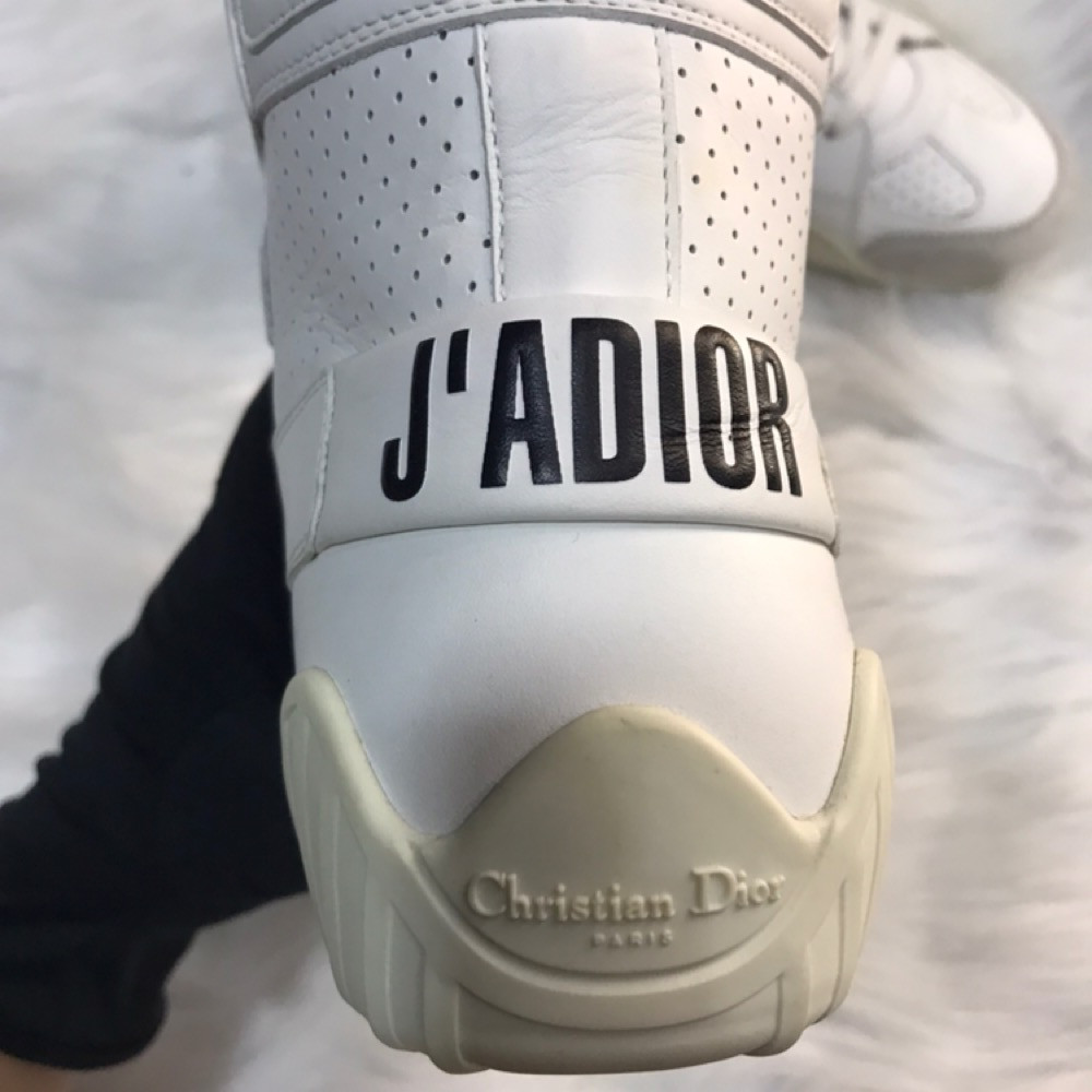 Sneaker trắng Dior